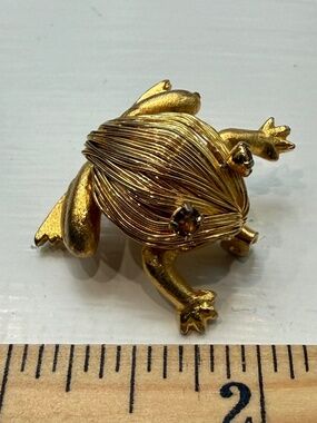 vintage gold tone frog pin w/ rhinestone eyes